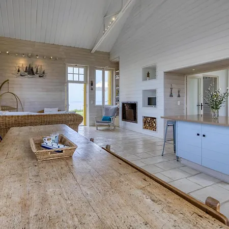 Lovely In Port-des-barques *