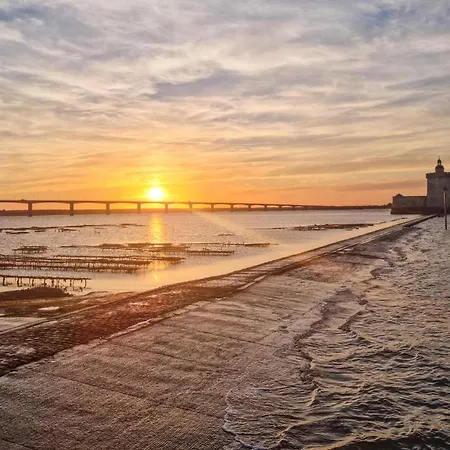 Lovely In Port-des-barques