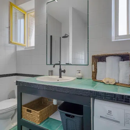 Lovely In Port-des-barques