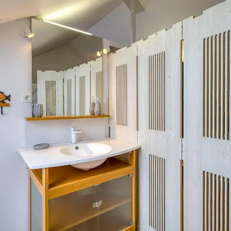 Lovely In Port-des-barques *