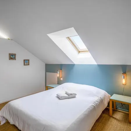 Lovely In Port-des-barques