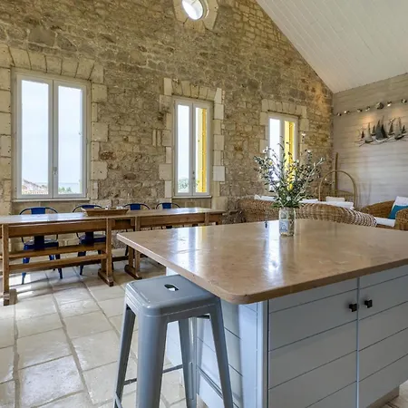 Lovely In Port-des-barques