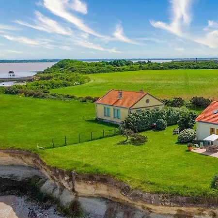 Lovely In Port-des-barques * Port-des-Barques